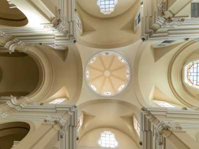 Queste ultime portano, in una serie di cornici e volte, ai finestroni della cupola centrale dai quali tutta l�edificio prende luce